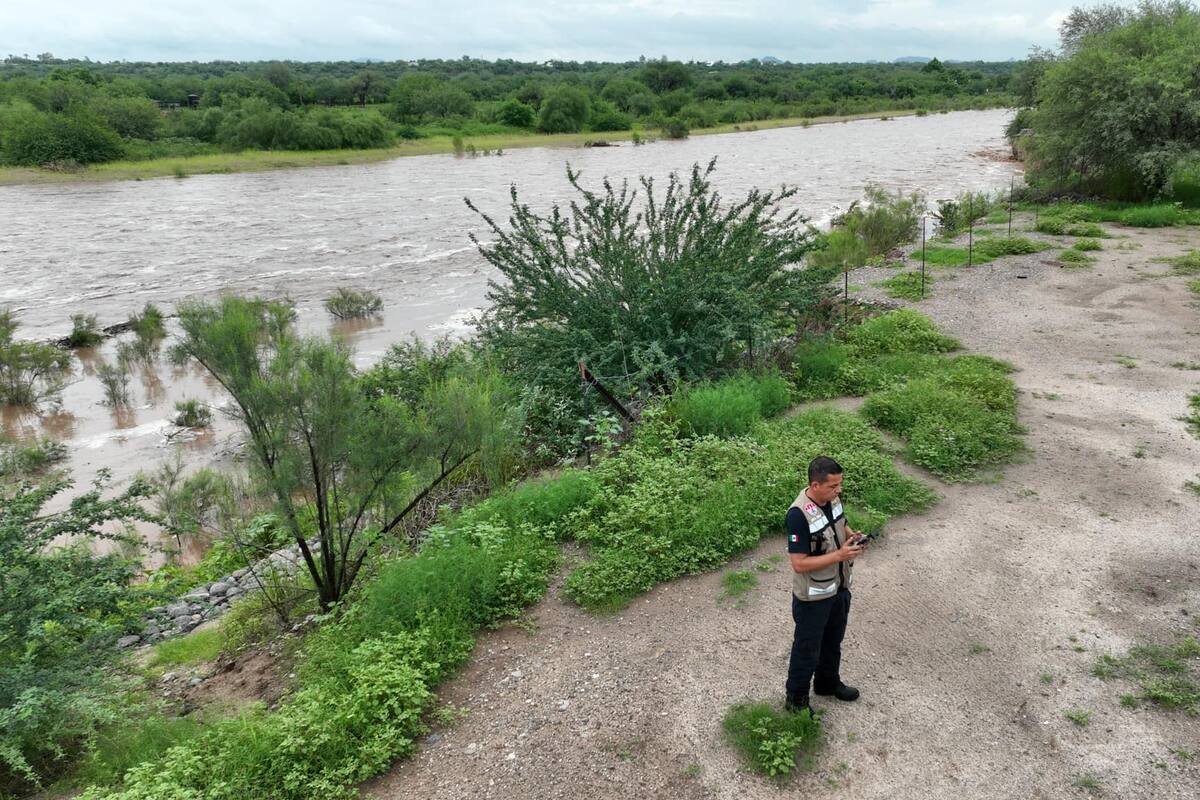 Bomberos tratan de localizar un vehículo arrastrado por la creciente de agua alrededor de Zamora