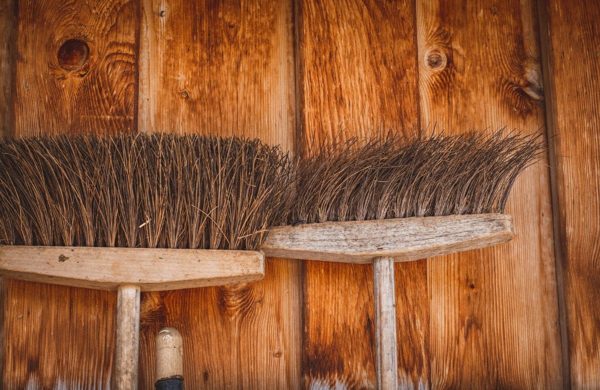 Cómo reutilizar una escoba vieja para crear un perchero y organizador en casa | Foto: Especial (canva)
