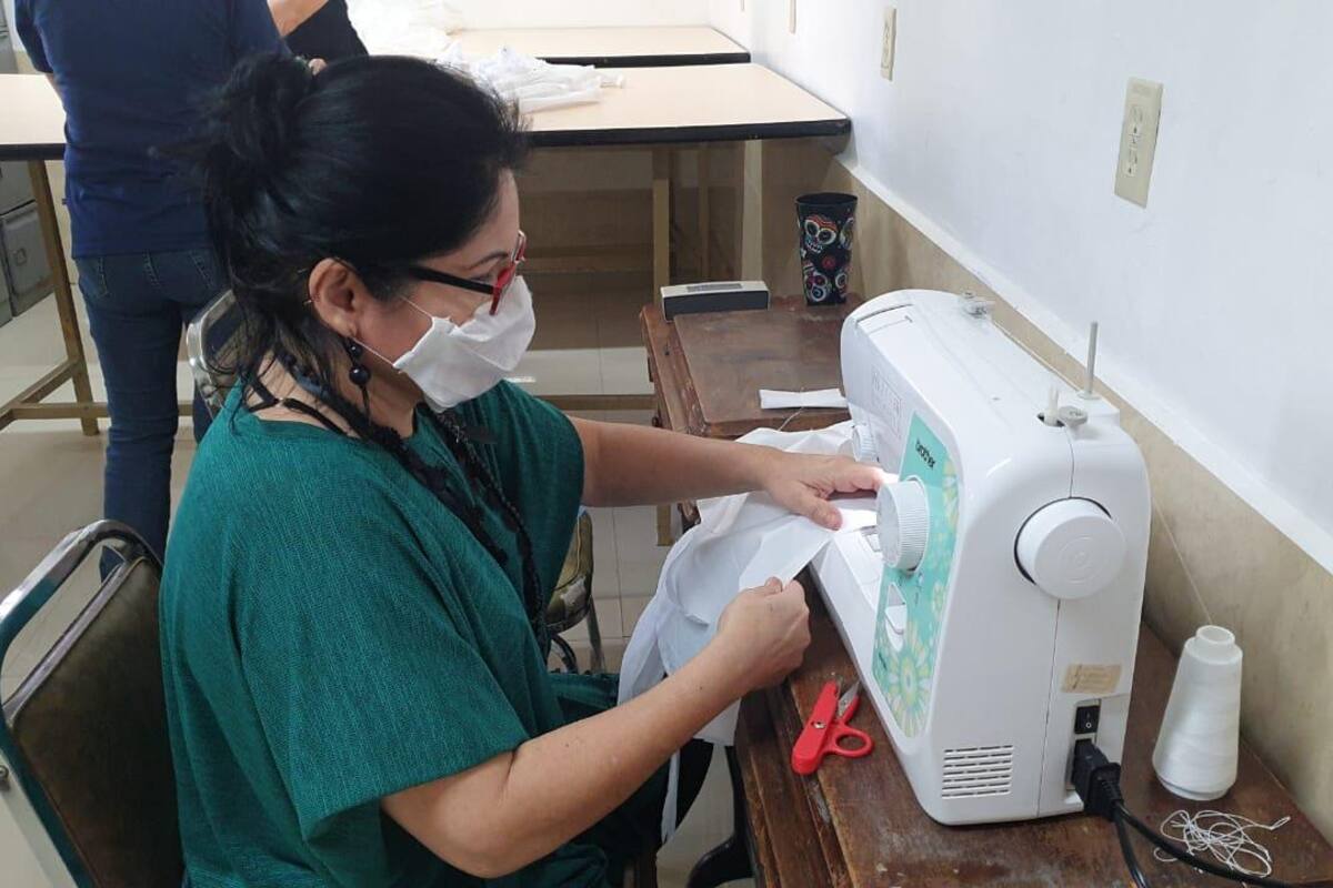 Elaboran equipo de protección y gel antibacterial en el IMSS