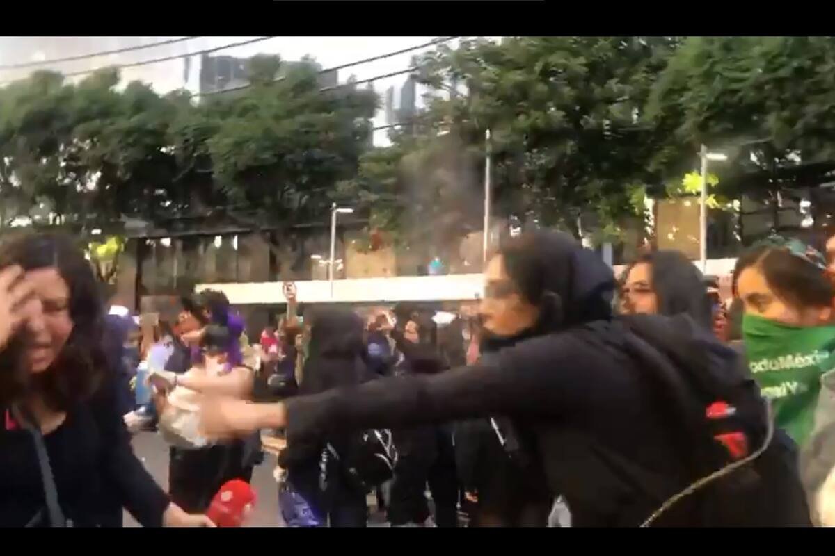 Agreden y quitan celular a reportera durante marcha feminista