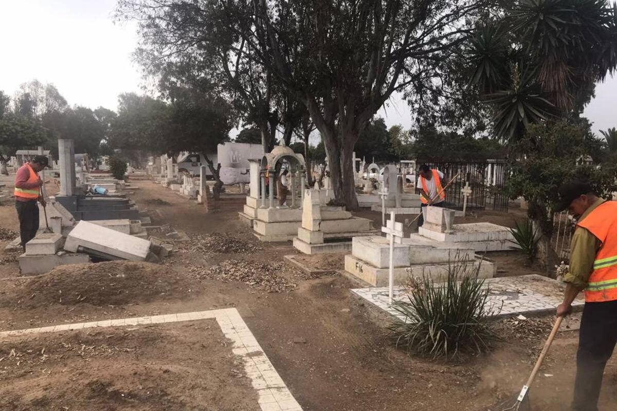 Limpian panteones para el Día de Muertos en Ensenada