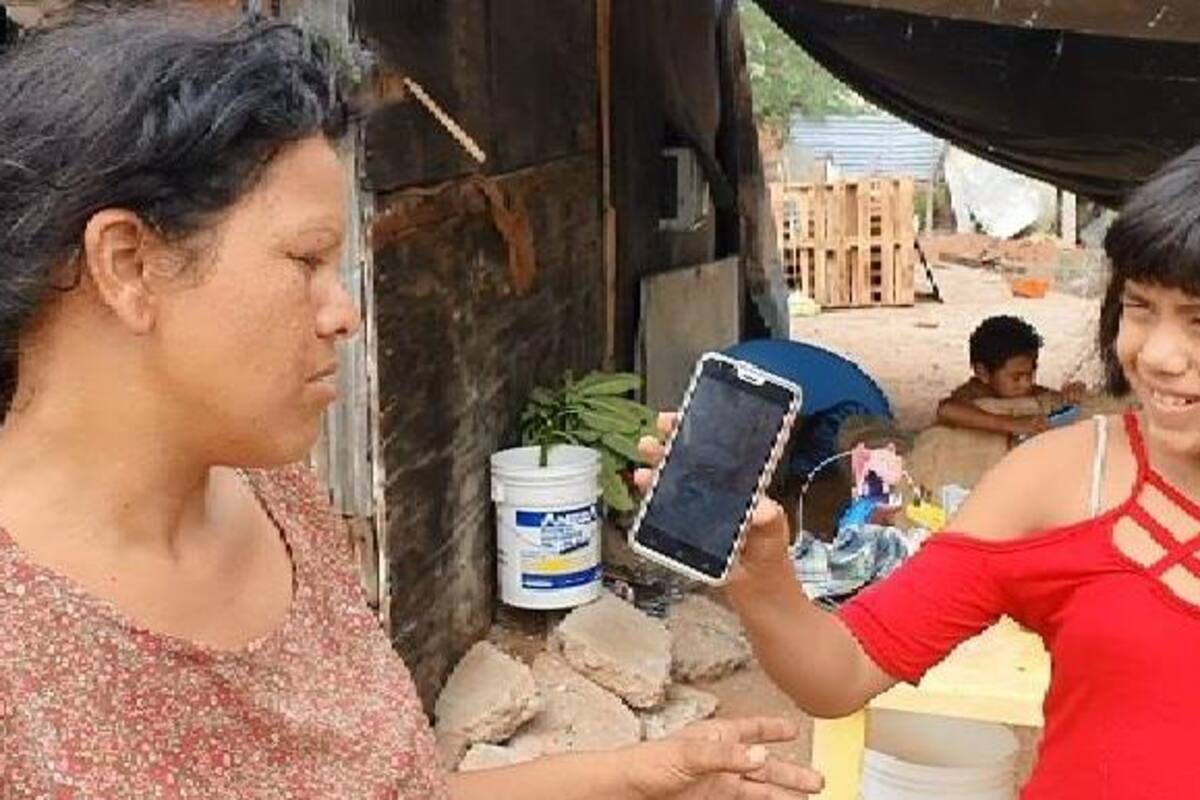 Empeñará su celular para comprarles útiles a sus hijos