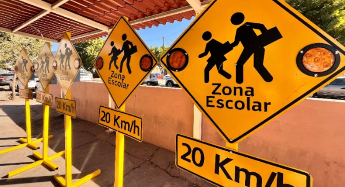 Uno de los principales llamados de las autoridades es reducir la velocidad a un máximo de 30 kilómetros por hora dentro de las zonas escolares.