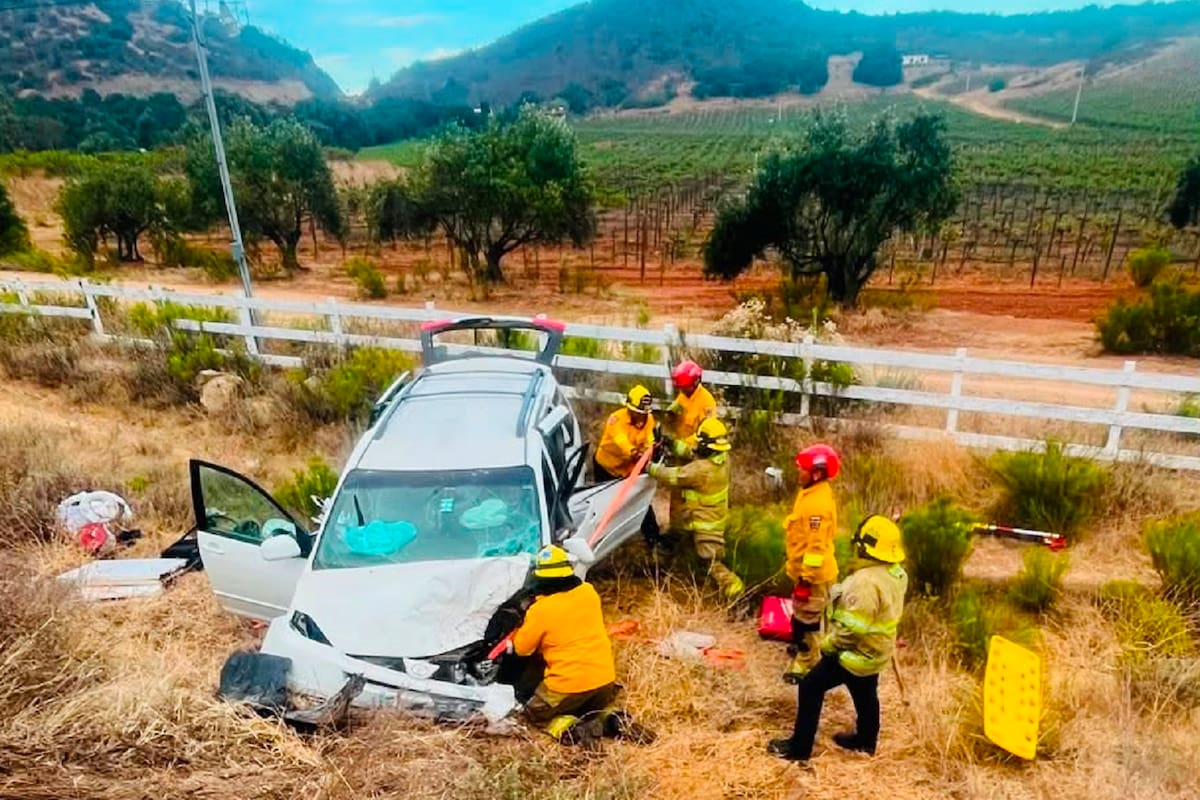 Rescatan a dos personas prensadas tras choque en la carretera Ensenada-Tecate