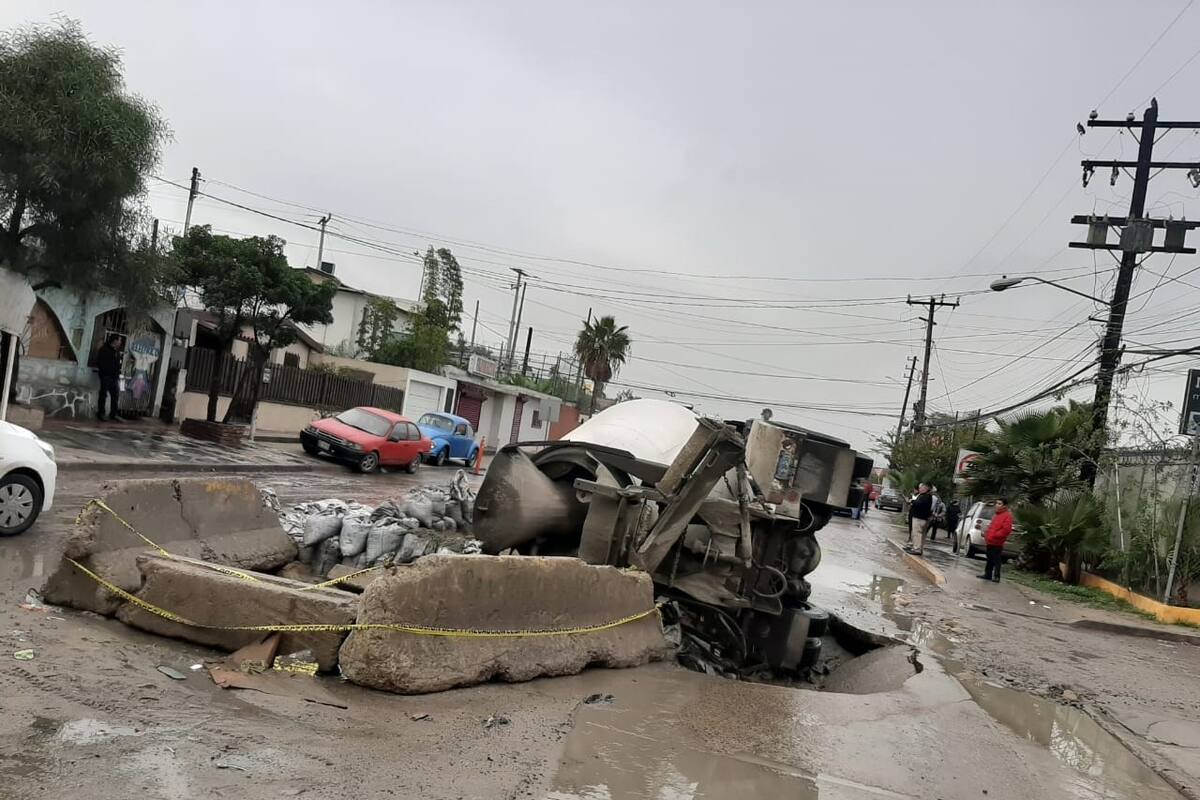 Cayó revolvedora en socavón en el Murúa