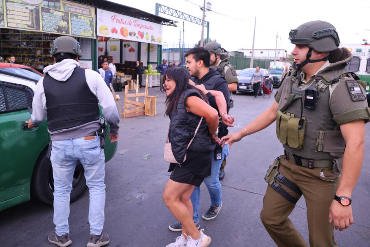 VIDEO | Mujer arrebata pistola a policía y dispara contra guardia en Chile