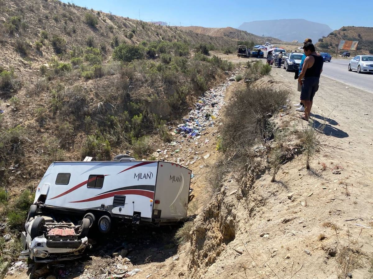 Una mujer resultó lesionada tras caer una casa rodante a un barranco en el bulevar 2000. Foto: Border Zoom
