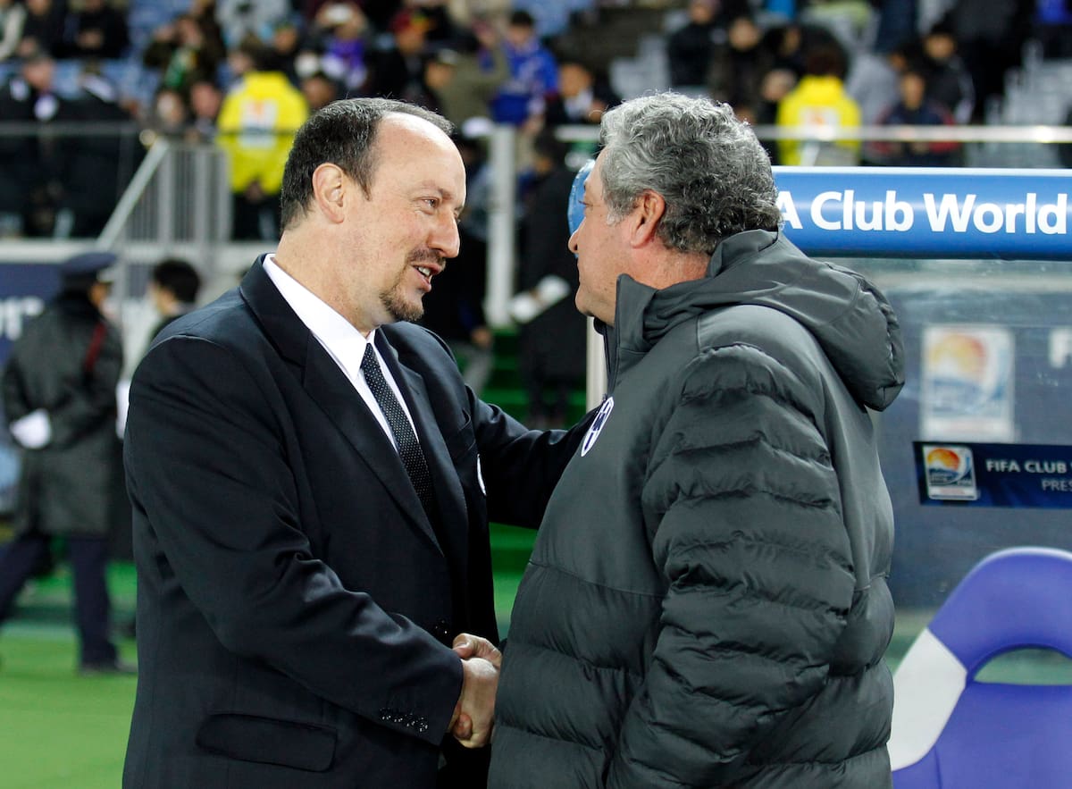 El entrenador del Chelsea FC, Rafael Benítez, izquierda, y su homólogo del CF Monterrey, Víctor Vucetich, se estrechan la mano antes del inicio de su partido de semifinales del Mundial de Clubes de la FIFA, en Yokohama, cerca de Tokio, el jueves 13 de diciembre de 2012. (Foto: AP/Shuji Kajiyama)