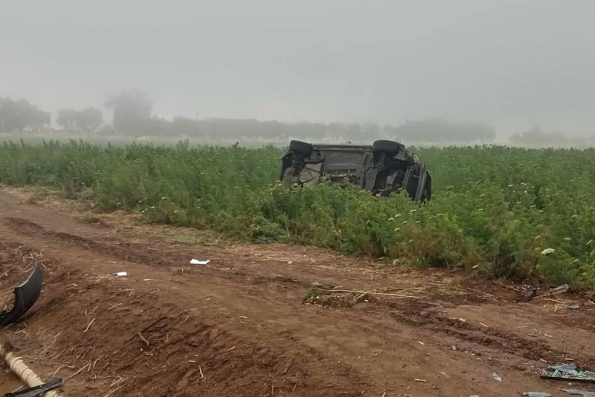 Vehículo volcado daña cerco y tubería de agua en carretera a La Bufadora