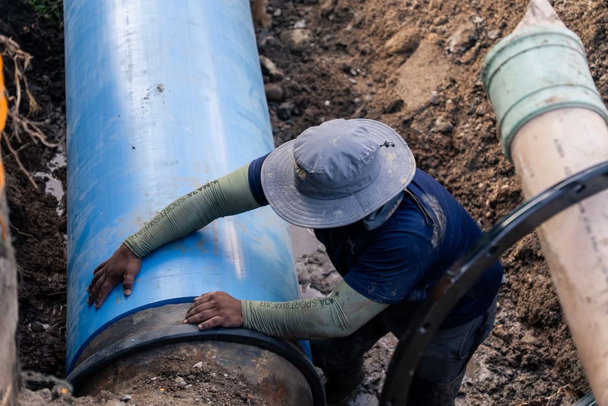 Personal de la CESPT realizó los trabajos para sustituir el tramo dañado del acueducto y restablecer el suministro de agua tras la fuga registrada en el bulevar Agua Caliente. Foto: Cortesía