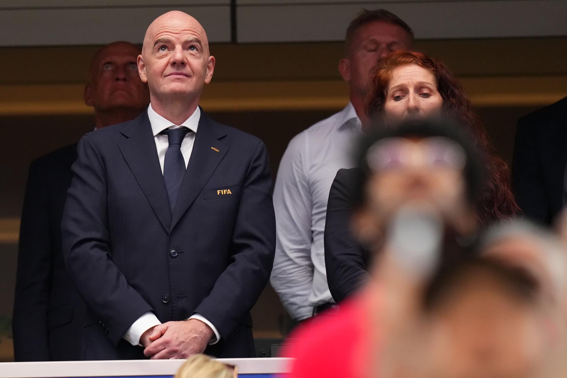 El presidente de la FIFA, Gianni Infantino (izq.), y la presidenta de la Federación Noruega de Futbol, Lise Klaveness, antes del partido de dieciseisavos de final entre Costa de Marfil y Noruega, en Dallas, Estados Unidos, el 30 de junio de 2026. (Foto: EFE/EPA/JEFFREY MCWHORTER)