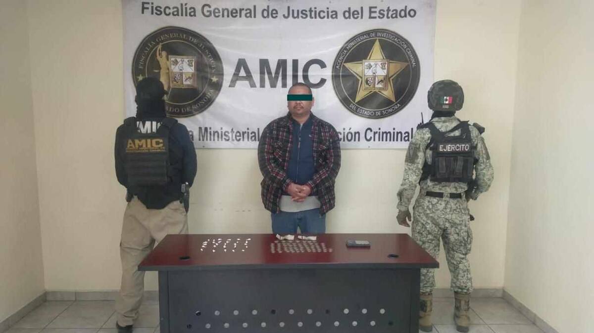 Silvestre "N", de 40 años, es detenido por poseer 28 envoltorios con la sustancia de cristal, una báscula gramera y dinero en efectivo presuntamente procedente de la venta de la sustancia. | FGJE Sonora