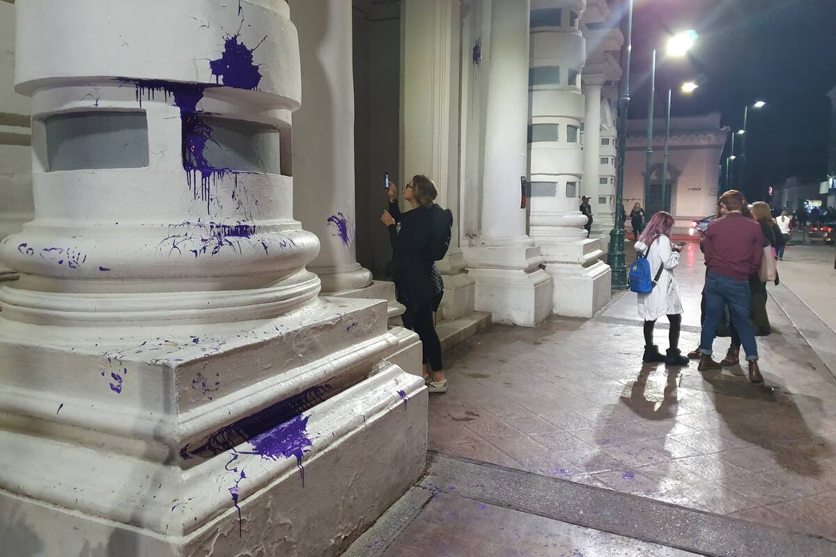 Llega protesta feminista a Catedral