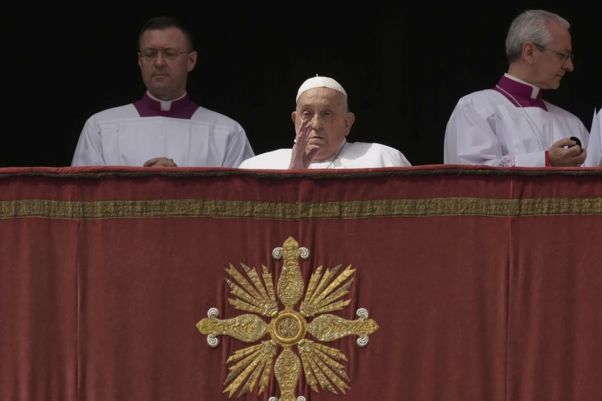 Francisco escribió que reza por ambos y pidió al sacerdote corresponder con una súplica personal: “Por favor, hacelo por mí”. | Crédito: AP