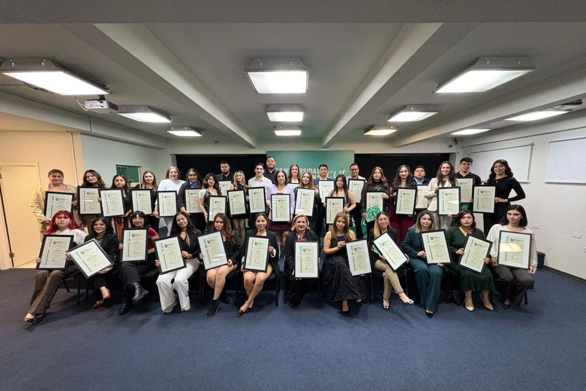 Entrega CUT títulos en ceremonia que celebra logro académico de sus egresados