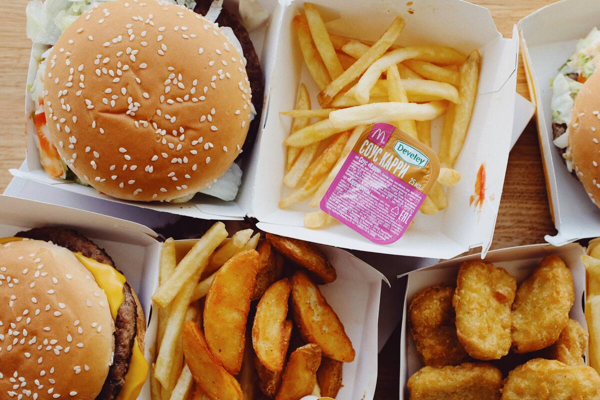 Solo cinco días de comer comida chatarra bastan para alterar el control del apetito, según estudios