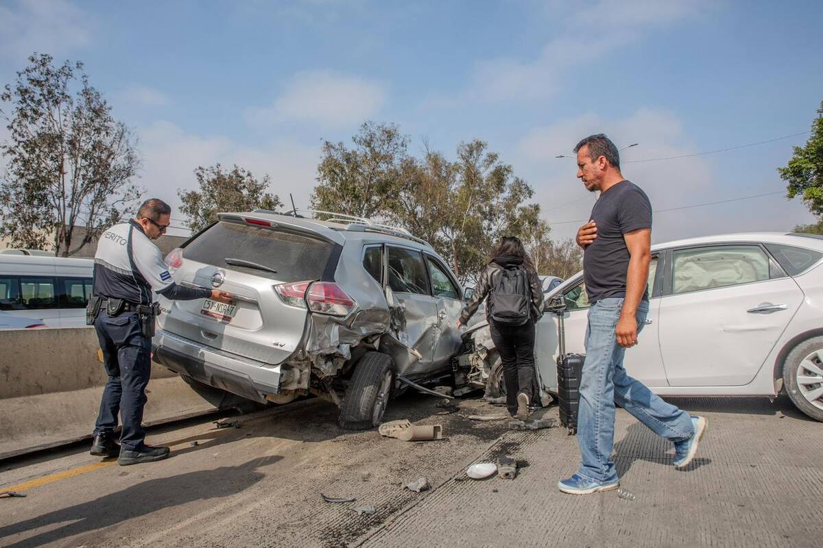 Choque múltiple involucra cinco vehículos sobre la carretera Aeropuerto Tijuana