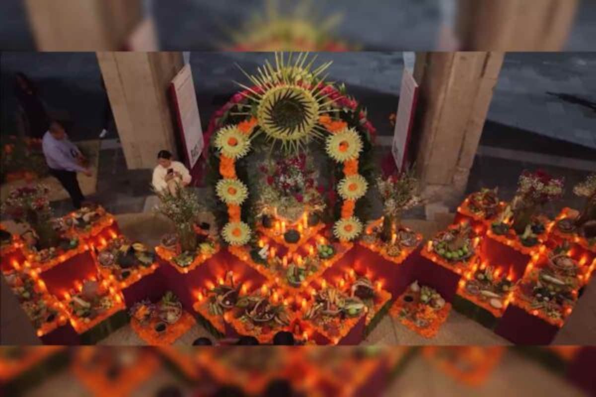 Así luce el Altar presentado por la presidenta Claudia Sheinbaum iluminado únicamente por las velas encendidas. | Captura de video