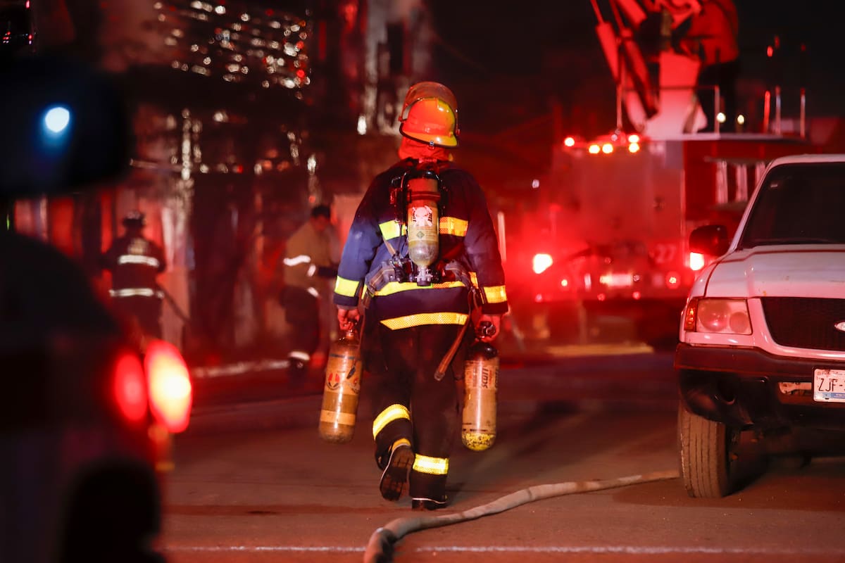 Incendio en edificios abandonados de Infonavit Cucapah; rescatan a tres personas del techo