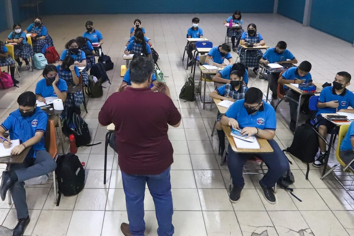 En Secundaria Francisco Zarco #1 toman 3 horas de clases con abanicos