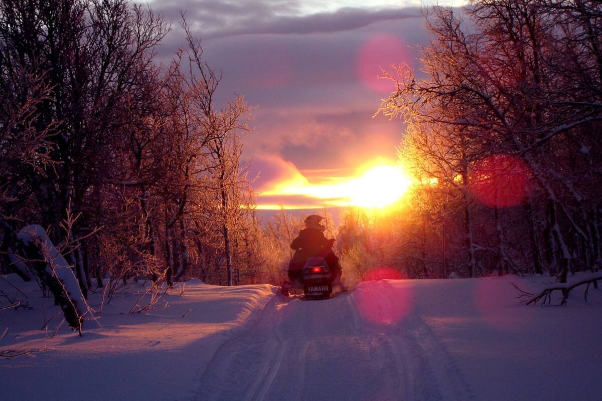 Menor muere tras estrellar su moto de nieve contra la de su padre