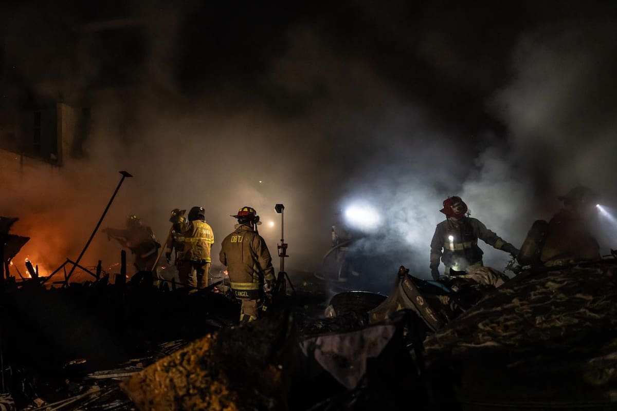 Un incendio en un predio usado por personas en calle obligó a evacuar viviendas cercanas. Foto: Border Zoom