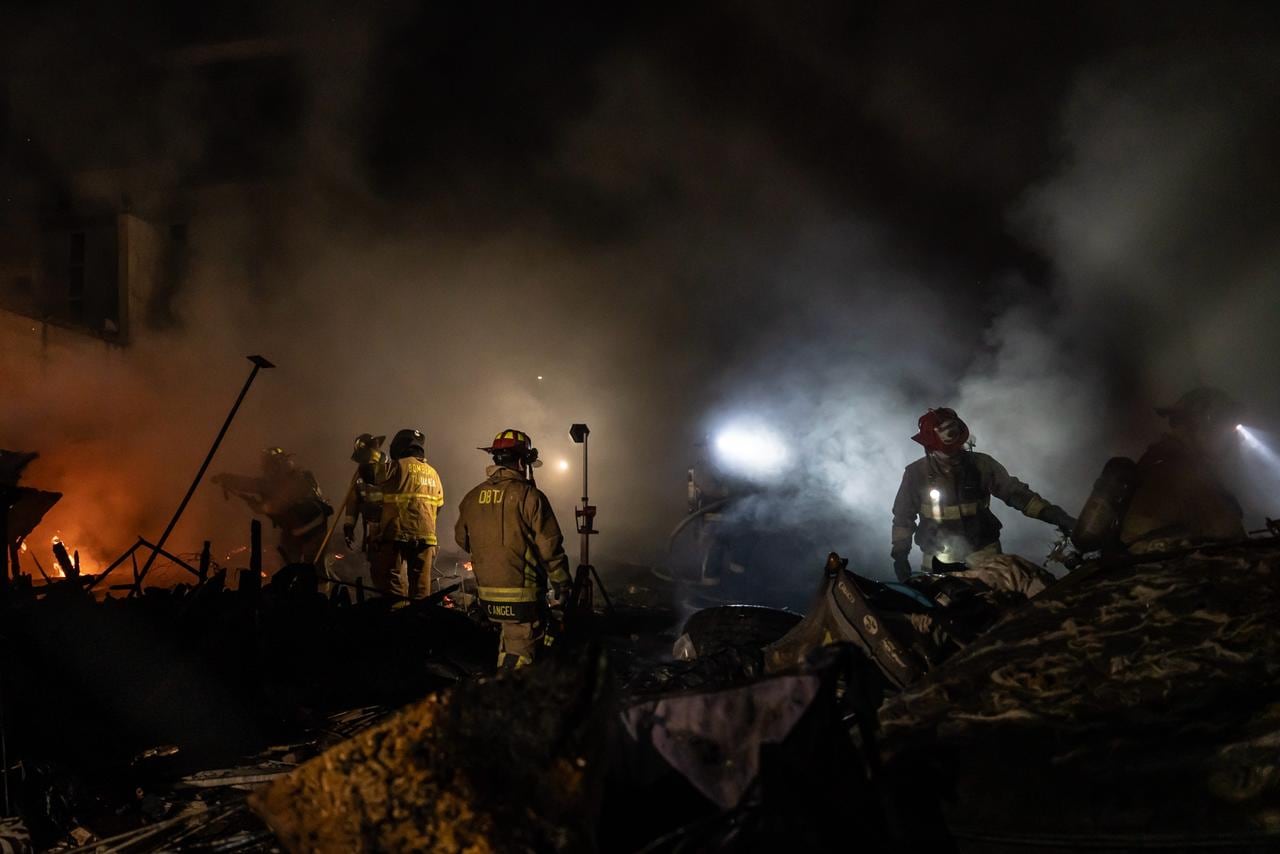 Un incendio en un predio usado por personas en calle obligó a evacuar viviendas cercanas. Foto: Border Zoom