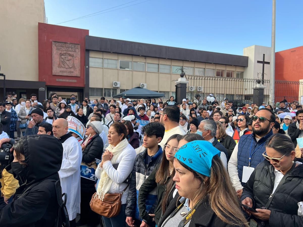 Desde temprana hora, miles de personas llegaron a las instalaciones de la “Casa Diocesana” ubicada en la calle 10 de la Zona Centro, en donde se concentraron para salir con rumbo a la Catedral de Tijuana.