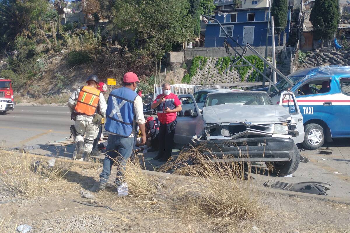 Un muerto y al menos 29 heridos deja accidente de tránsito en la 5 y 10 en Tijuana