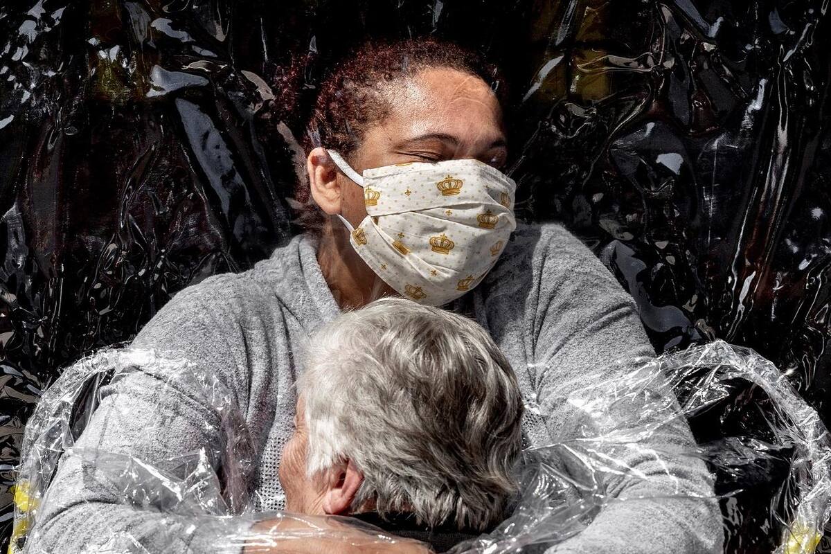 El abrazo de la pandemia, imagen del año en World Press Photo