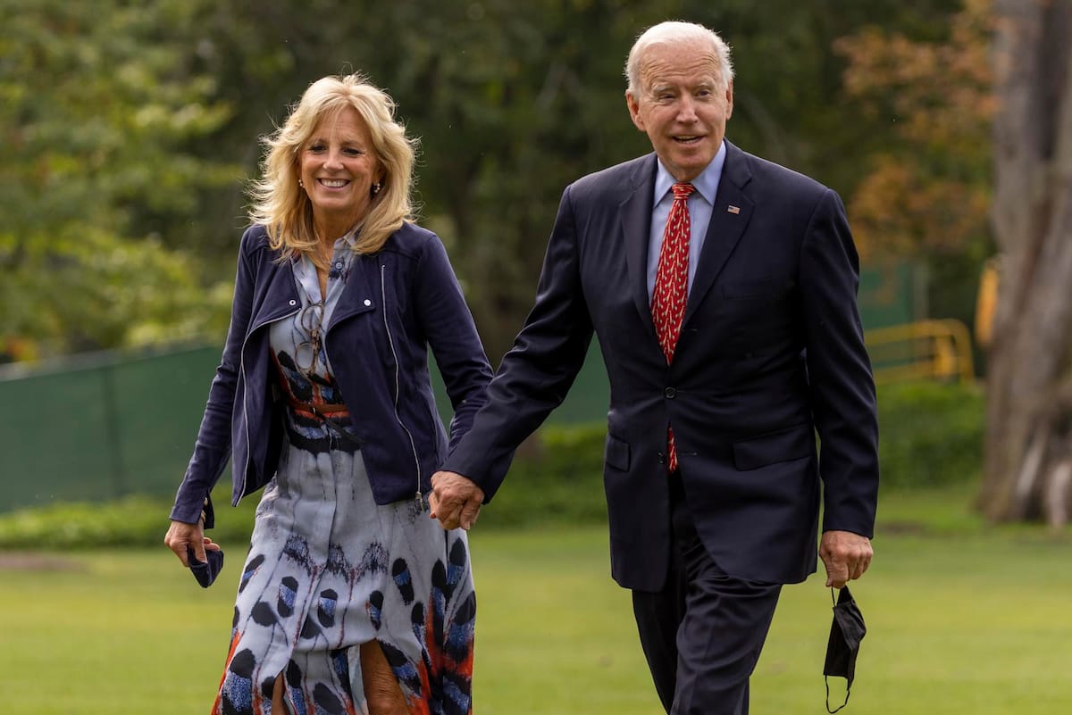 El expresidente de los Estados Unidos, Joe Biden, junto a su esposa Jill Biden, en una fotografía de archivo. EFE/EPA/TASOS KATOPODIS/Pool