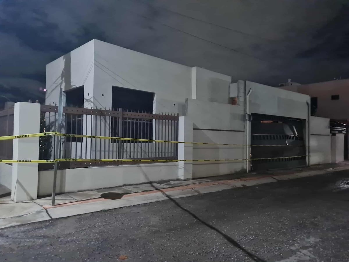 La explosión, atribuida a acumulación de gas, provocó daños en casas cercanas y la rápida intervención de bomberos y policías