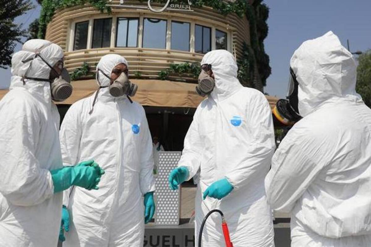 Desinfecta personal sanitario calles en CDMX por coronavirus