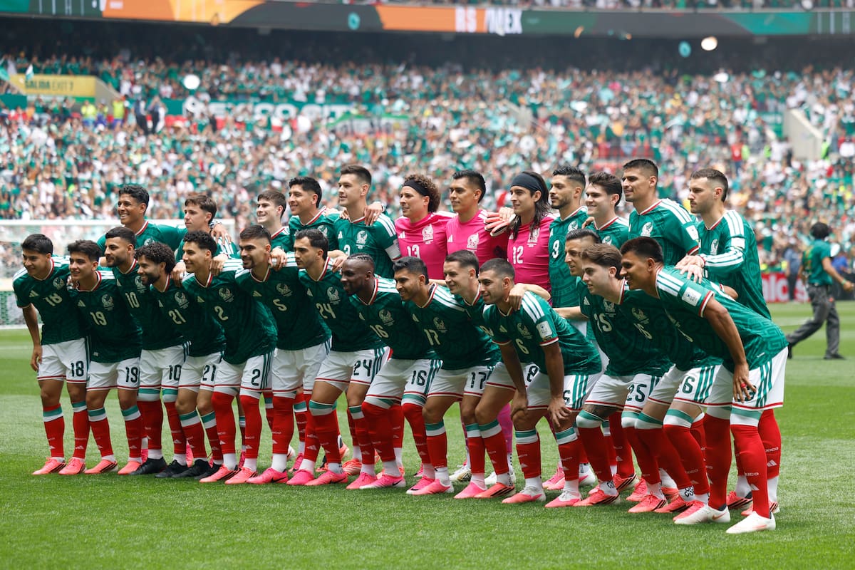 La Selección Mexicana se toma la foto del recuerdo en el Estadio Ciudad de México. (Foto: EFE/ Sashenka Gutierrez)