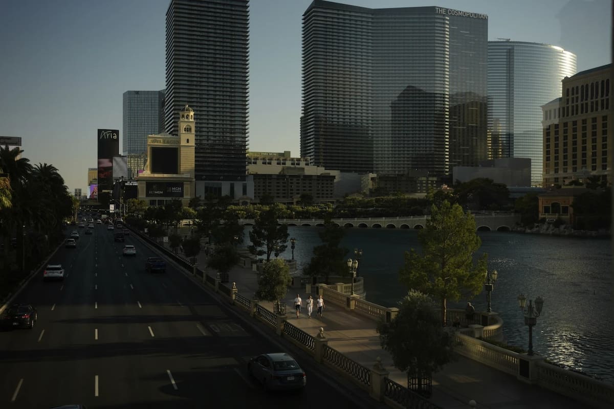 Personas caminan por el Strip de Las Vegas, el viernes 8 de agosto de 2025. | Crédito: AP/John Locher