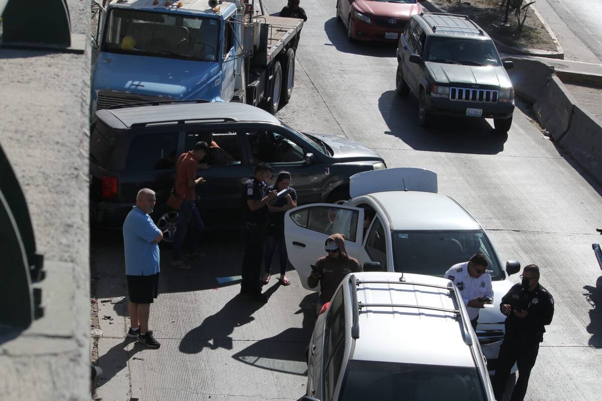 Choque de tres autos en puente de desnivel dirección a 5 y 10