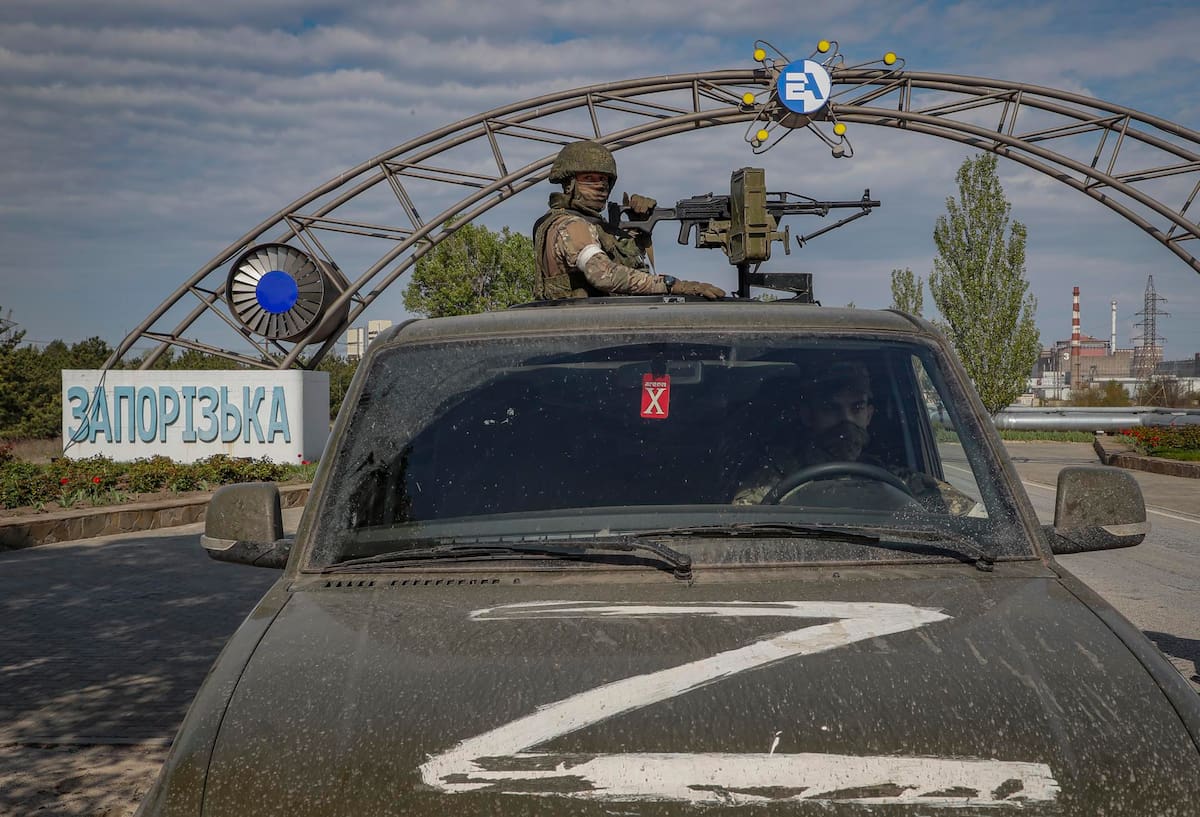 Imagen de archivo de militares rusos de guardia en la central nuclear de Zaporiyia, en el sureste de Ucrania.EFE/EPA/SERGEI ILNITSKY