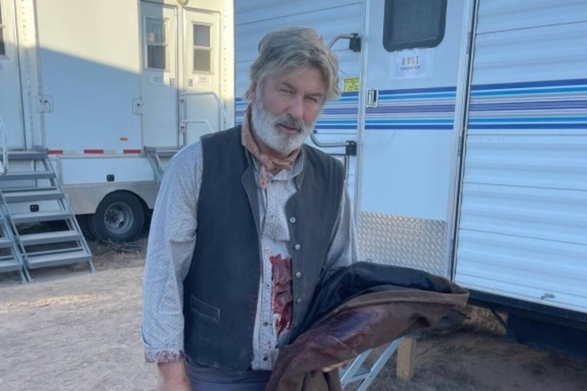 Alec Baldwin: La pistola del actor estaba cargada con una bala real y le dijeron que era segura, revelaron