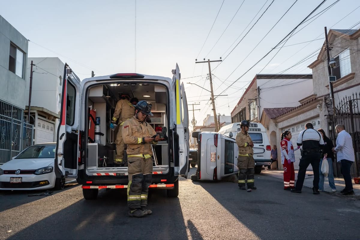 Un vehículo de plataforma terminó volcado en la calle Tifón, en Playas de Tijuana.
