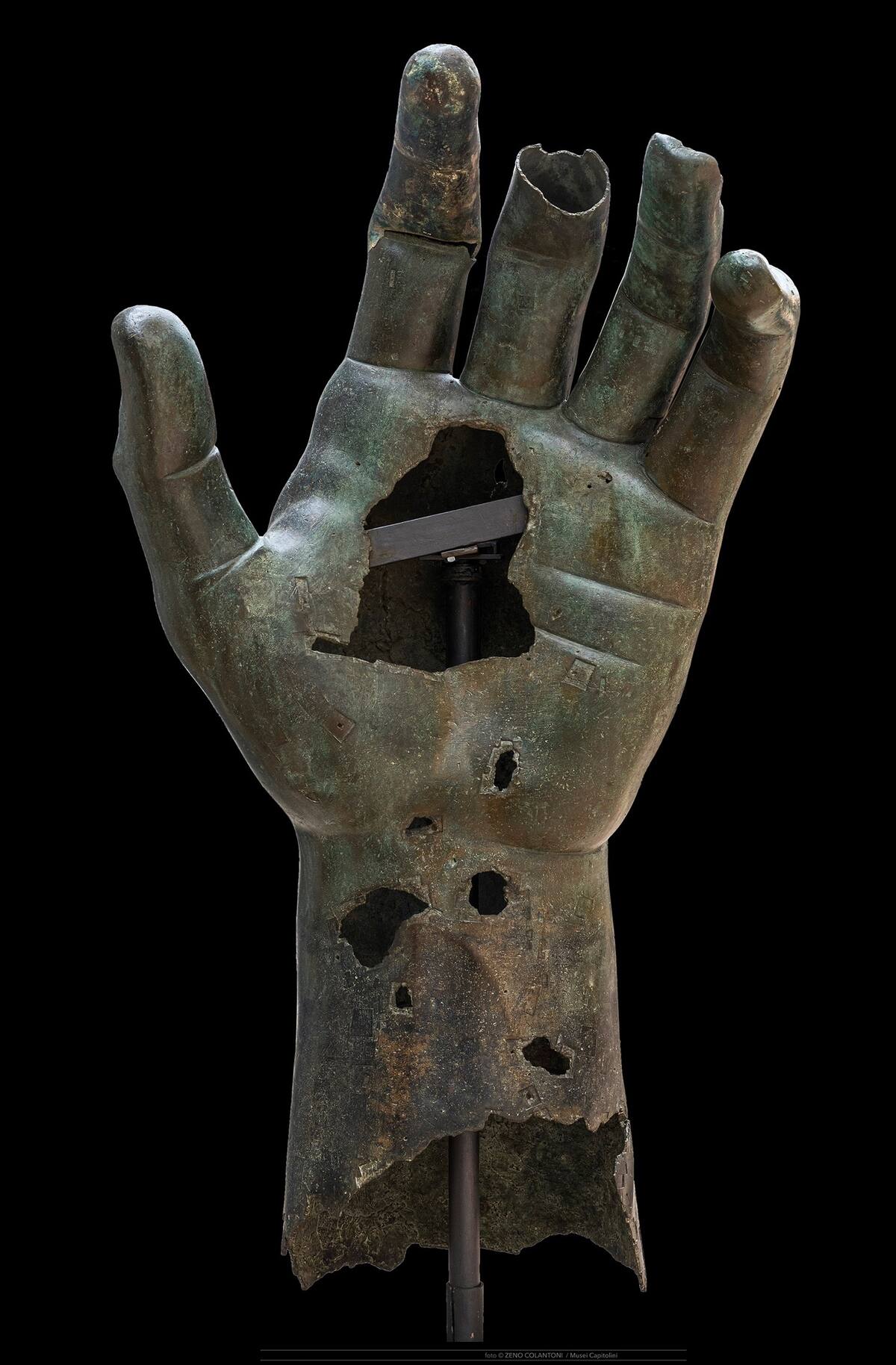 GRAF4814. ROMA (ITALIA), 29/04/2021.- La colosal mano en bronce del emperador romano Constantino luce desde este jueves reconstruida en los Museos Capitolinos de Roma (Italia), después de añadir la falange que le faltaba y que hasta ahora era custodiada en el Louvre parisino. La reconstrucción de la mano fue posible gracias a la incrustación de dos falanges superiores de un dedo índice que estaban en el Museo del Louvre y que han llegado a Roma mediante un "préstamo a largo plazo" por unos cinco años, apuntan a Efe fuentes del consistorio. EFE/Musei Capitolini/ Zeno Colantoni SOLO USO EDITORIAL/ SOLO USO PERMITIDO PARA ILUSTRAR LA NOTICIA QUE ACOMPAÑA/ CRÉDITO OBLIGATORIO