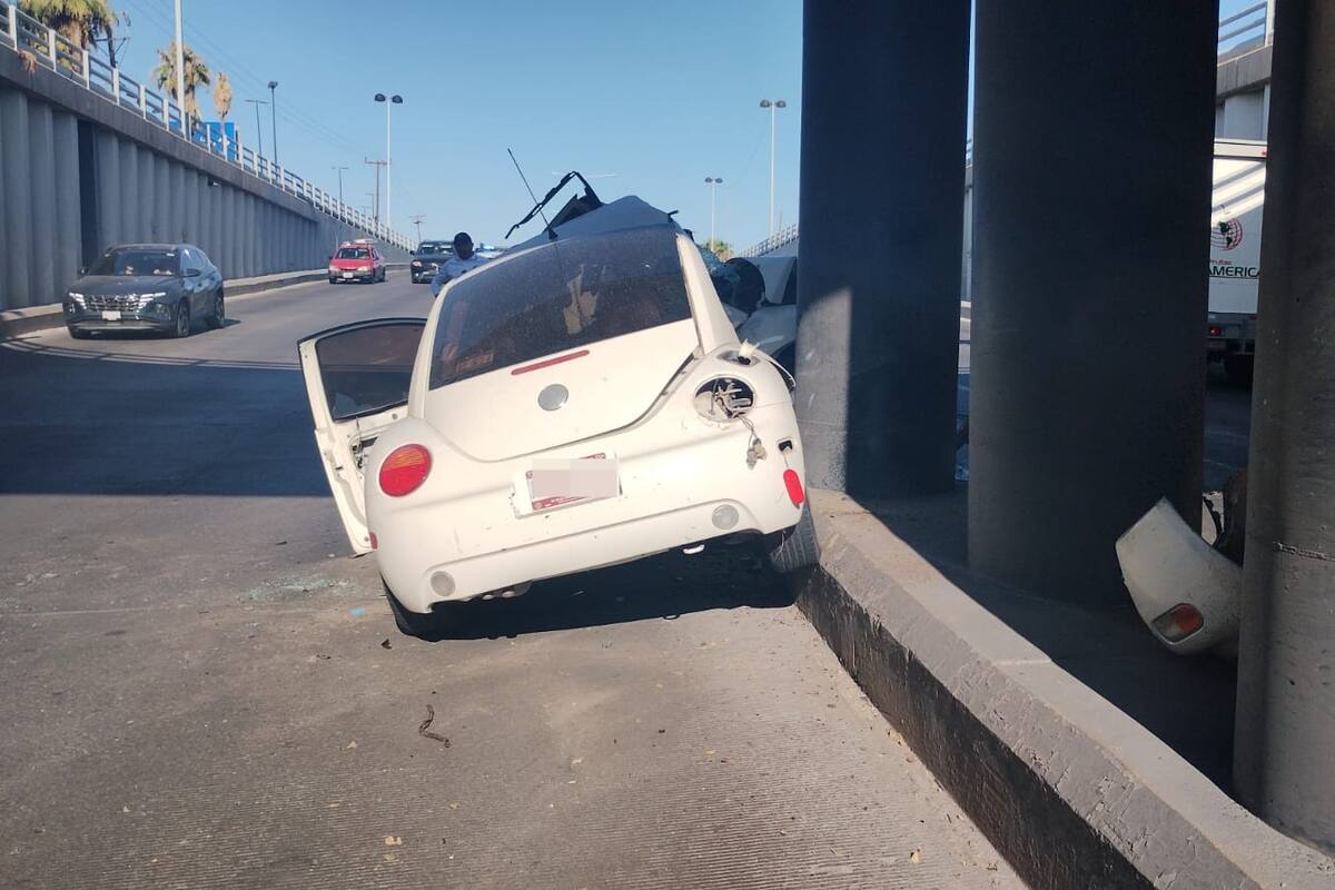 Joven choca en desnivel del Distribuidor Vial