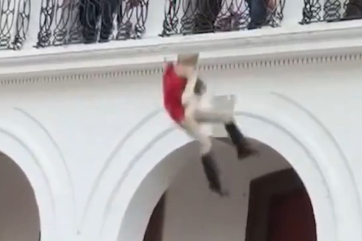 Niño recreó a Juan Escutia y saltó desde un balcón durante una representación en Ameca, Jalisco