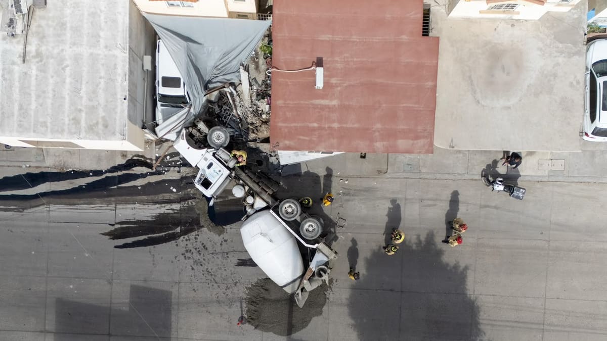 Una revolvedora de cemento volcó en Santa Fe V Sección e impactó una vivienda que fue etiquetada en rojo por daños estructurales. Foto: Border Zoom