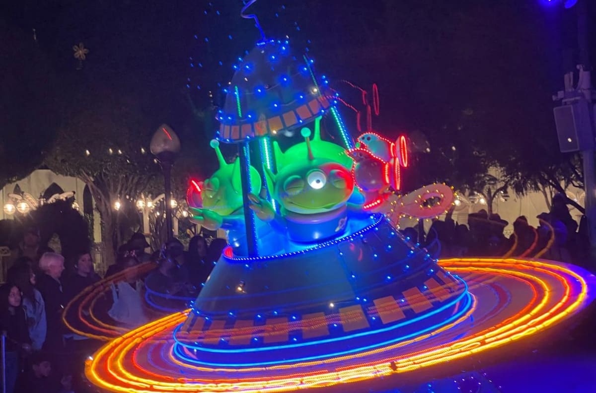 El desfile cuenta con carrozas innovadoras, vestuarios vibrantes, efectos especiales increíbles y desde luego música que acompaña toda comparsa.