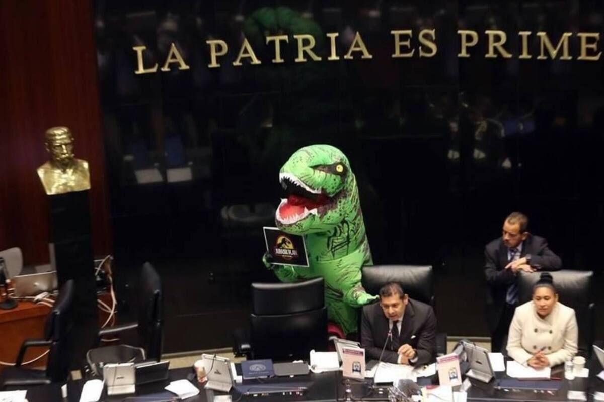 Diputada protesta contra reforma electoral vestida de dinosaurio: "Será un Jurassic Plan"