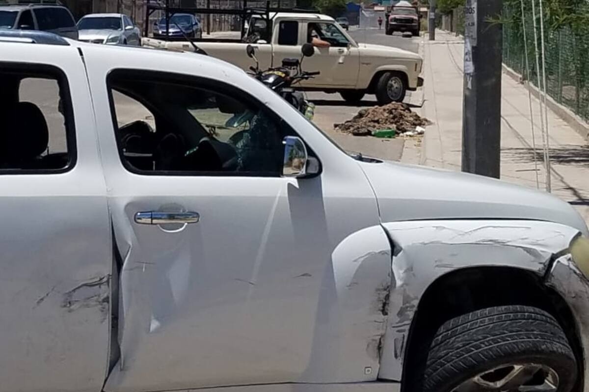 Ataca a su ex esposa y vuelca con su hija al huir de la policía