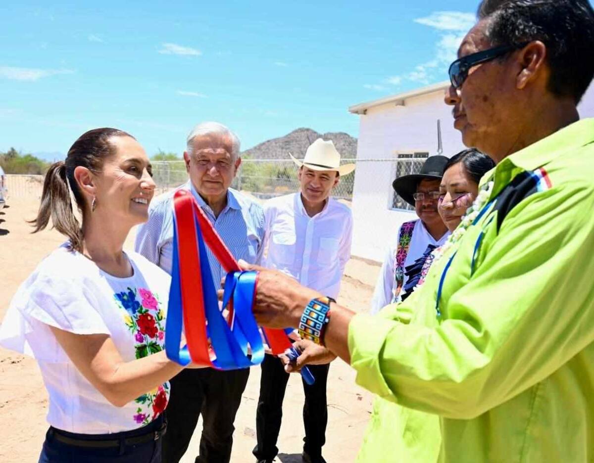 Andrés Manuel López Obrador, claudia Sheinbaum Pardo y Alfonso Durazo con miembros de la tribu Seri