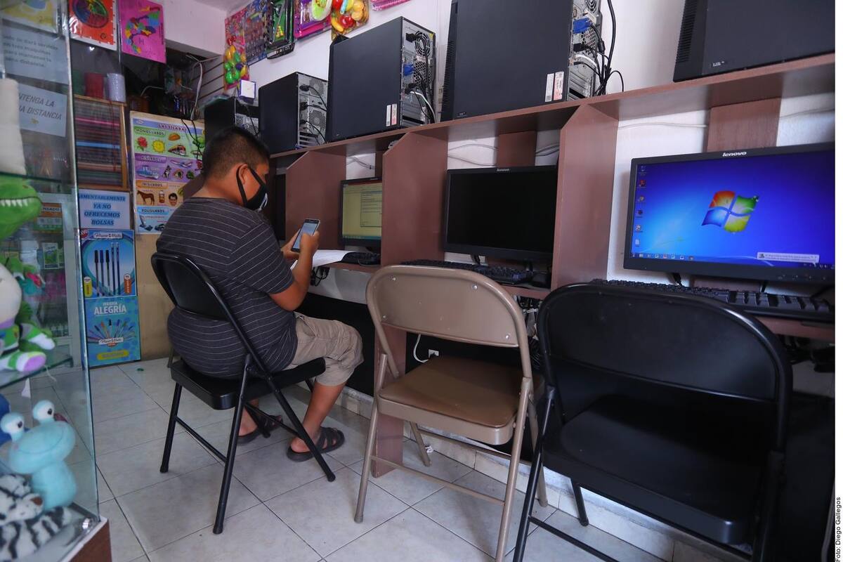 Maestra organiza colecta de equipos de cómputo