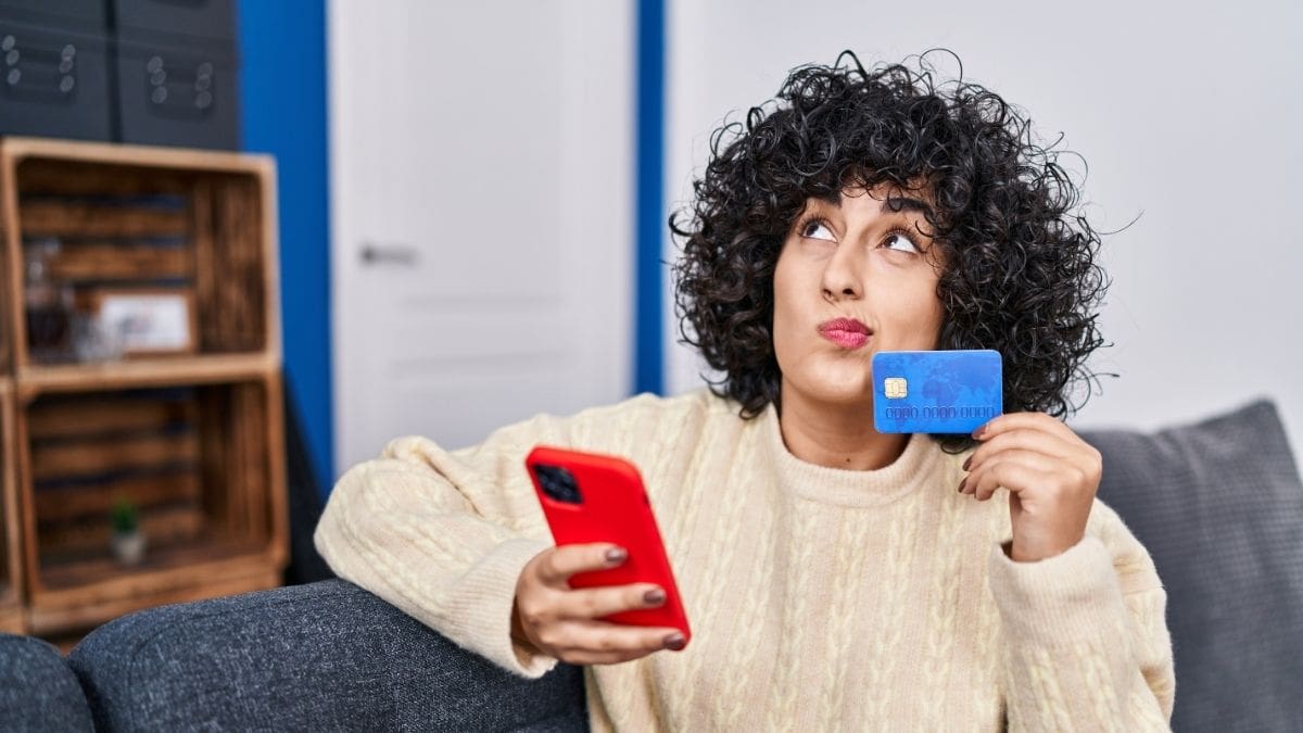 Según la Condusef, consultar el buró de identidades es gratuito y puede servir de referencia para conocer qué banco responde mejor ante diversas situaciones. | Foto: Magnific