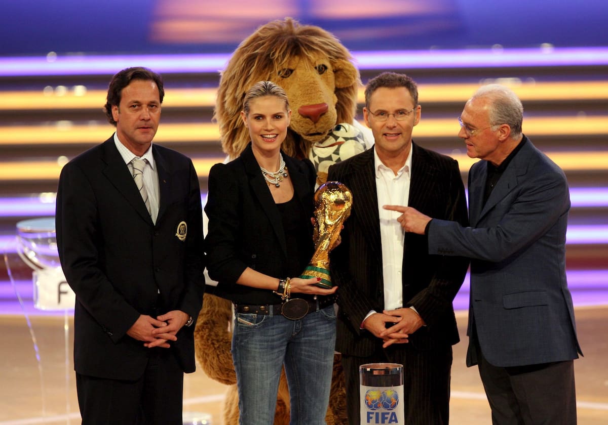 LEIPZIG (ALEMANIA) 08-12-05. (i-d) El director de comunicaciones de la FIFA, Markus Siegler, la modelo alemana Heidi Klum, el presentador de televisión Reinhold Beckmann y el presidente del Comité Organizador del Mundial de 2006, Franz Beckenbauer, posan con el trofeo de la Copa del Mundo durante un ensayo para el sorteo de la fase final del Mundial de Alemania 2006. EFE/Oliver Berg